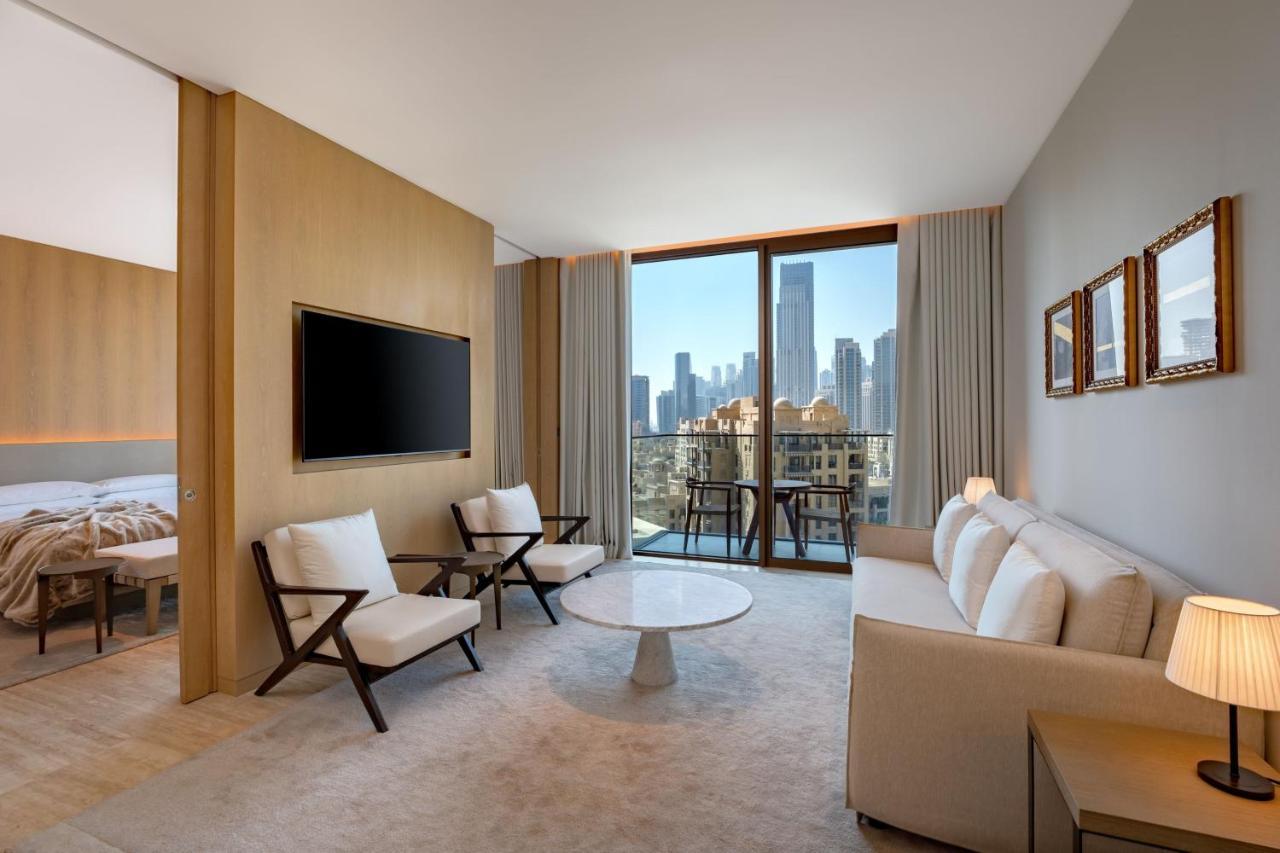The Dubai Edition Ngoại thất bức ảnh A living room at the hotel