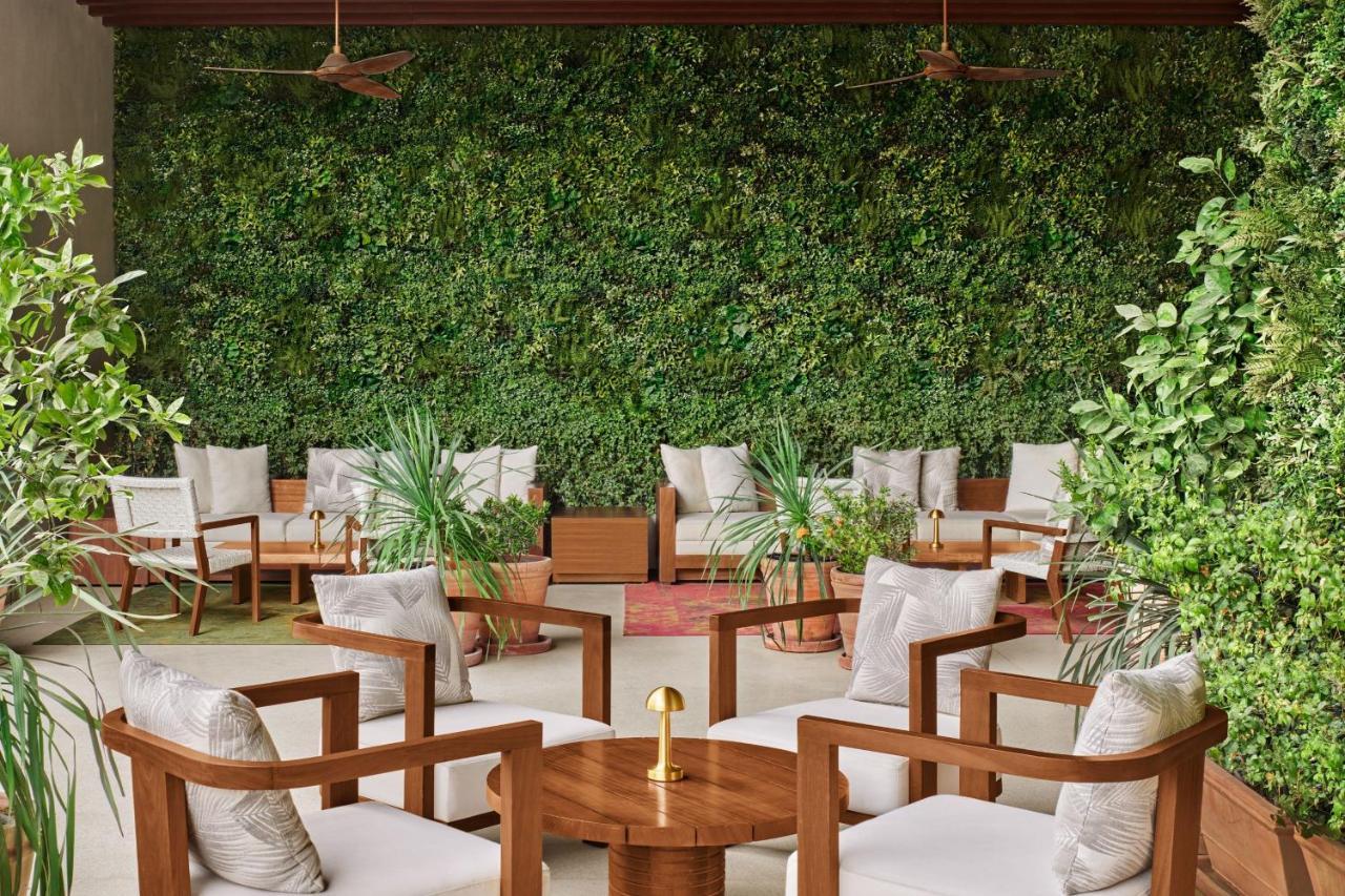 The Dubai Edition Ngoại thất bức ảnh A green wall in a restaurant