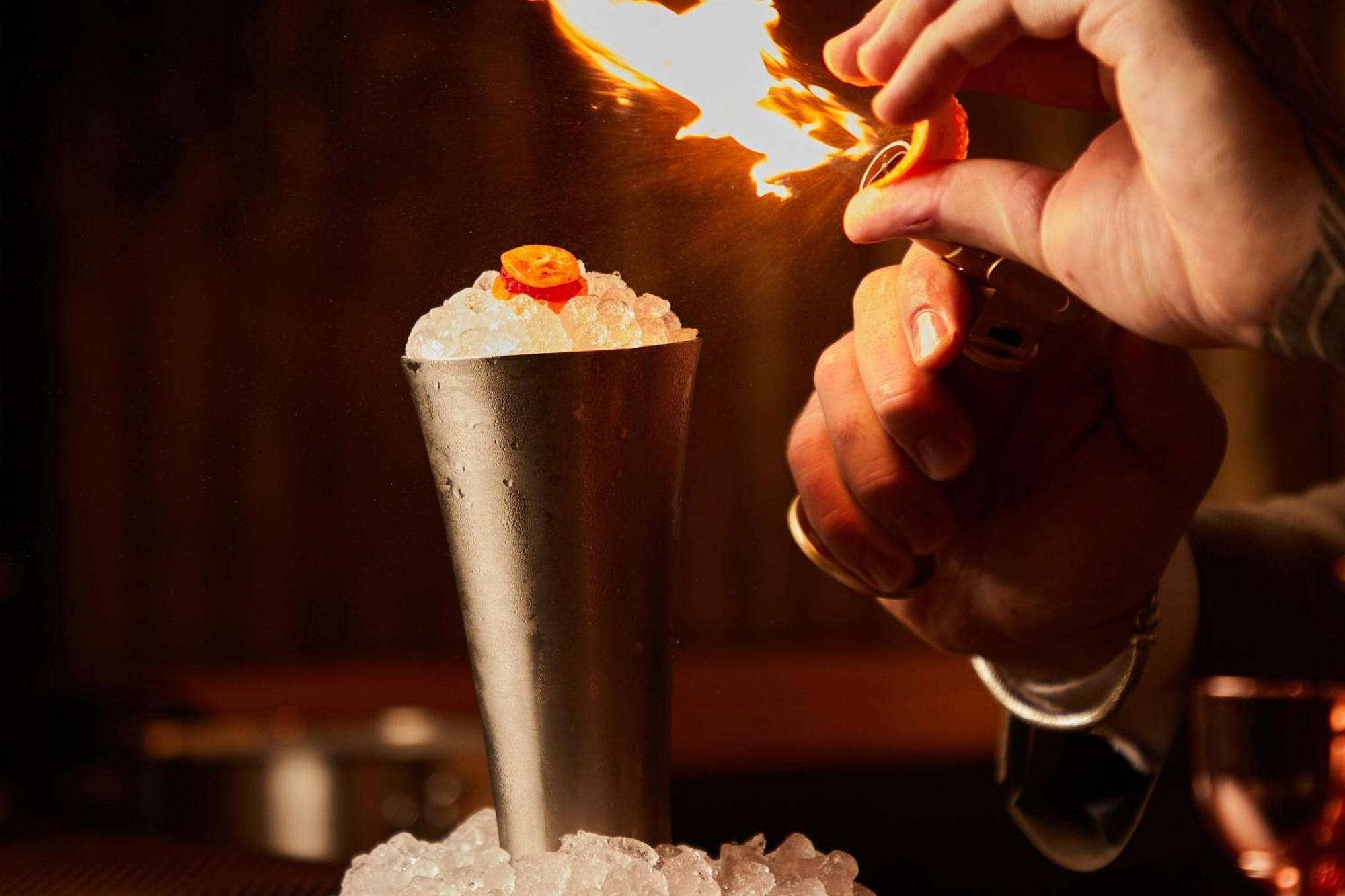 The Dubai Edition Ngoại thất bức ảnh Flaming the cocktail