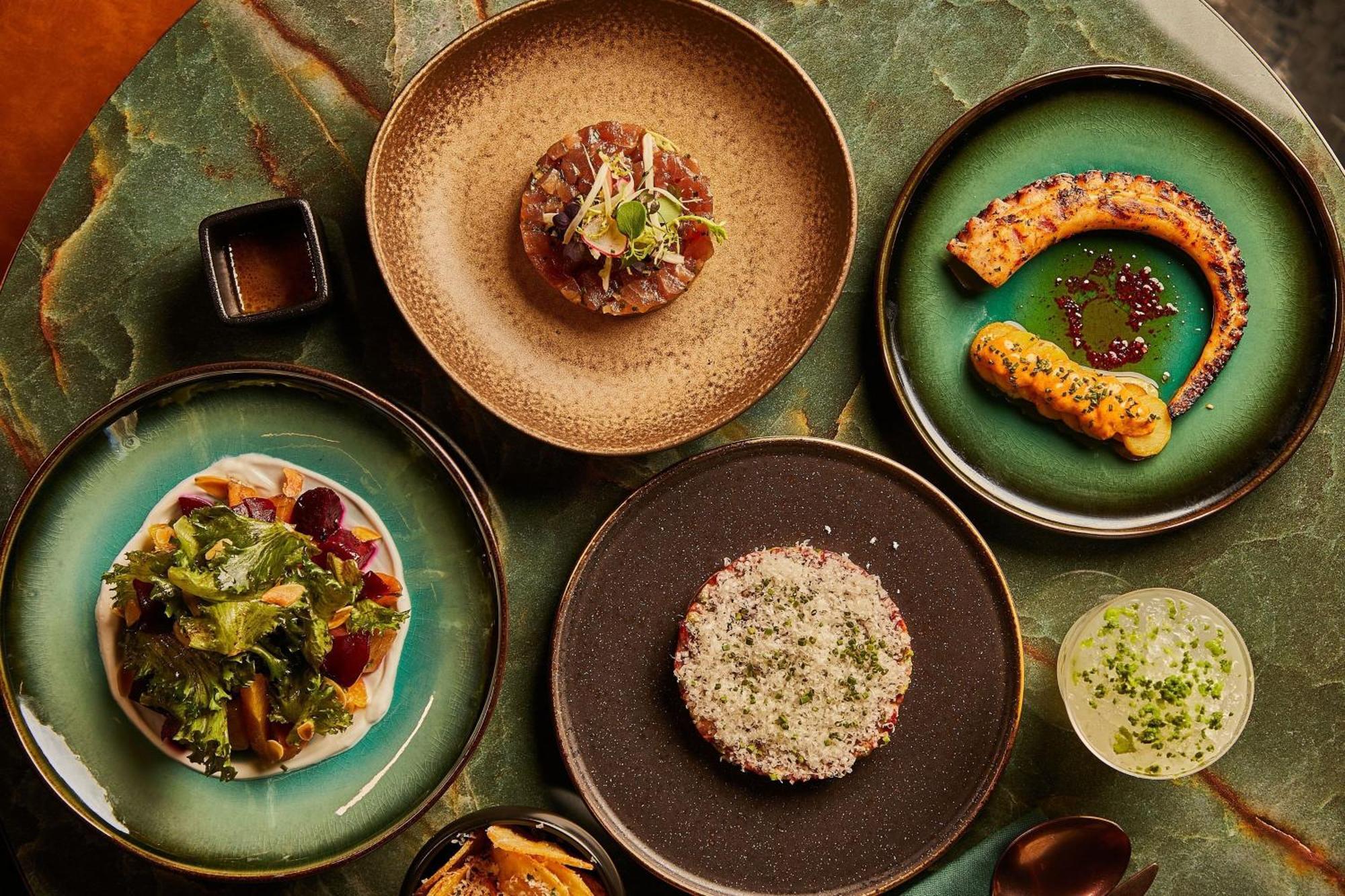 The Dubai Edition Ngoại thất bức ảnh Dishes at the restaurant