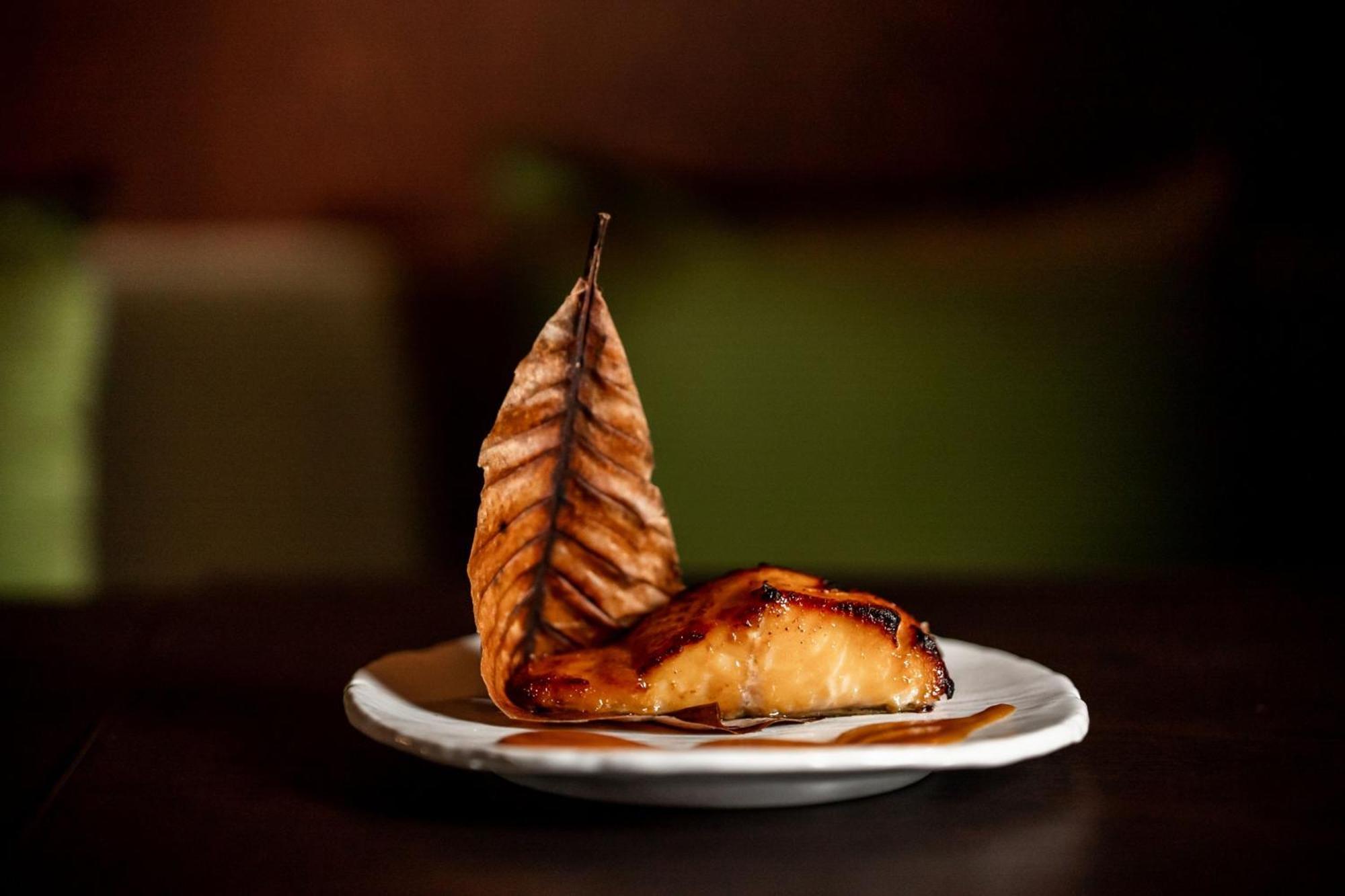 The Dubai Edition Ngoại thất bức ảnh Smoked and grilled salmon