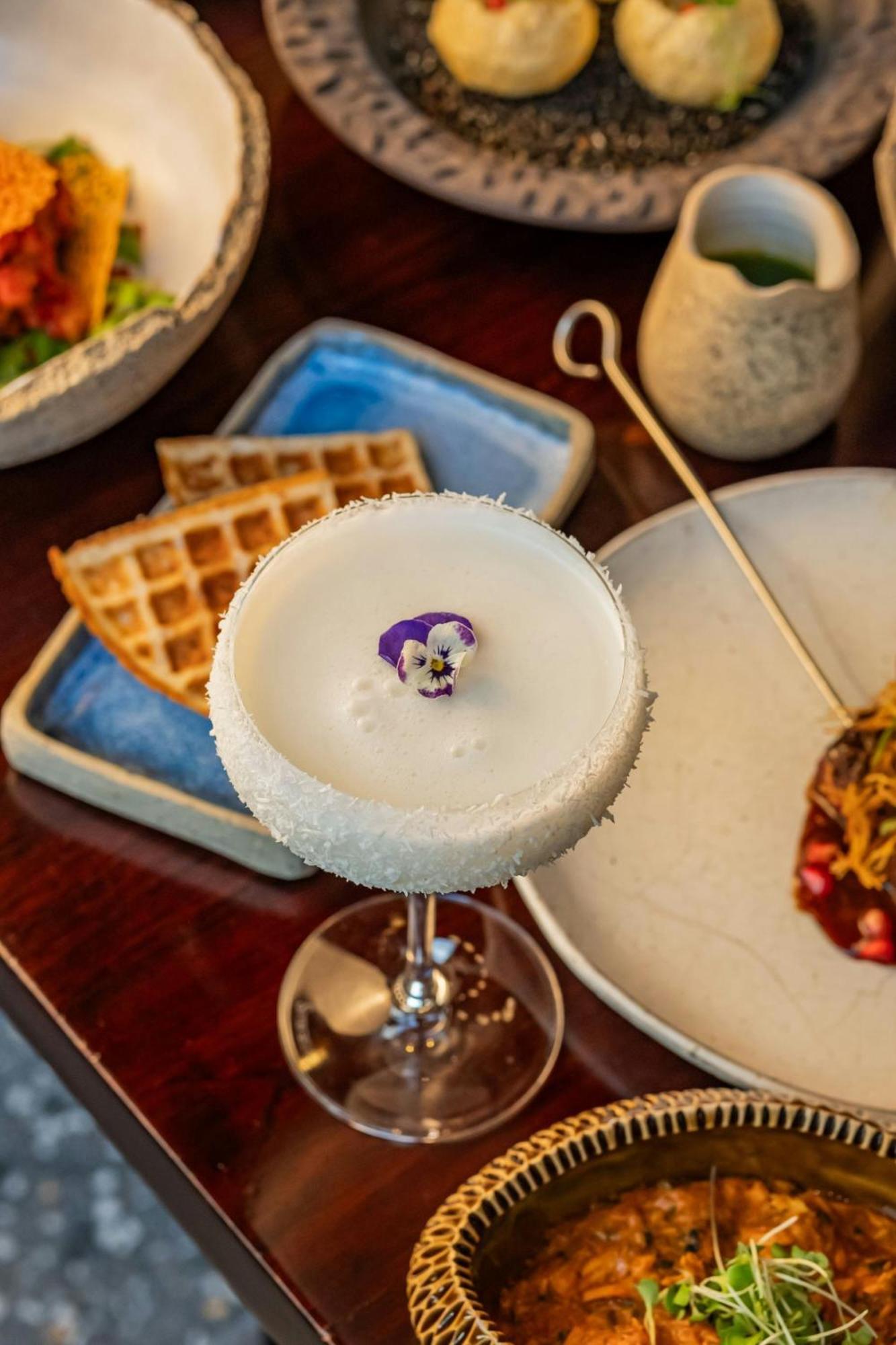 The Dubai Edition Ngoại thất bức ảnh A cocktail at the restaurant