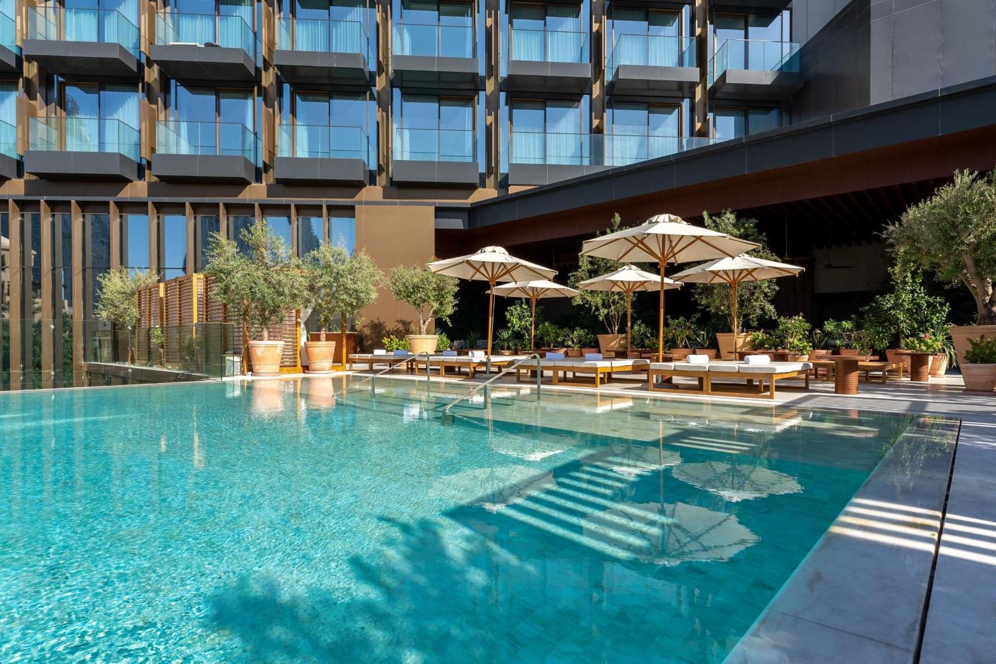 The Dubai Edition Ngoại thất bức ảnh The hotel's pool